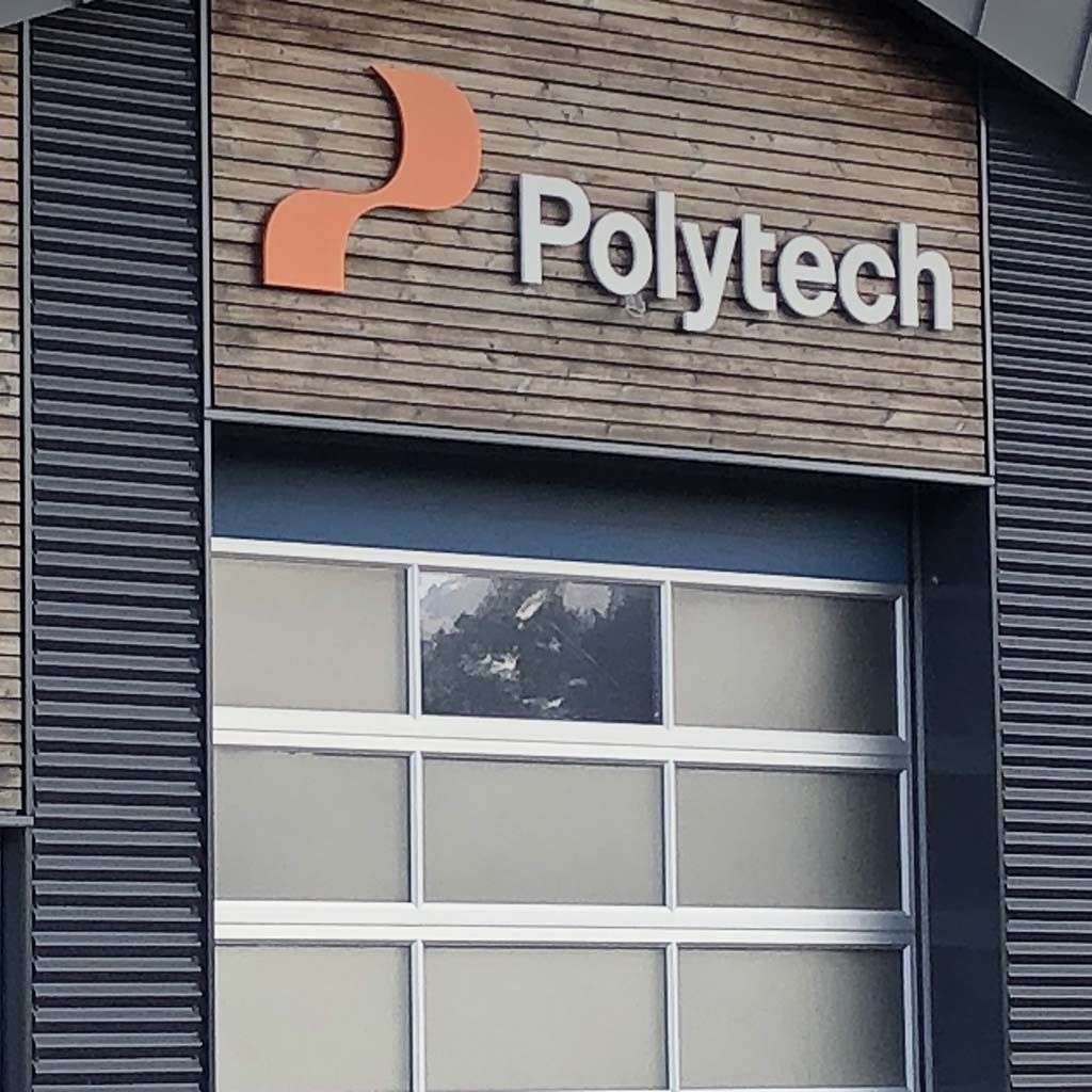 Facadeskilt og bogstaver monteret hos Polytech