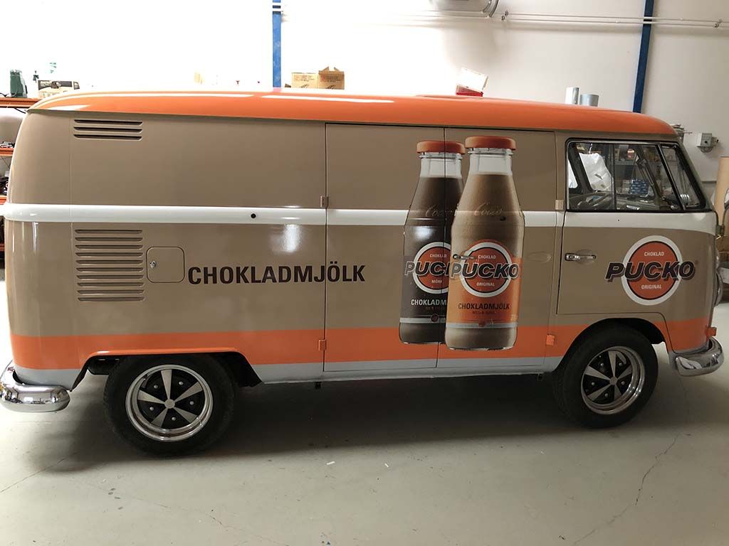 Chokladmjölk pucko bildekoration på en lille VW varevogn